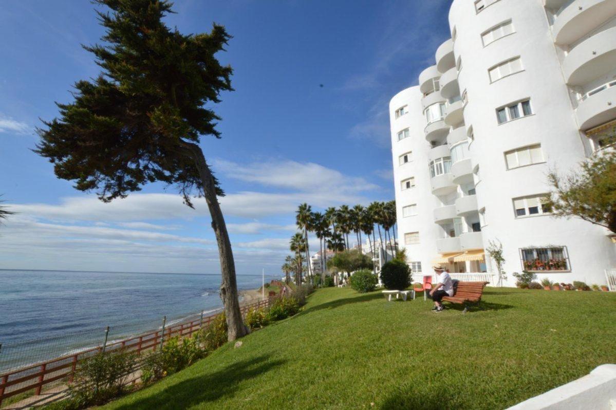 Beachfront Apartment In Calahonda MIJAS COSTA Exteriör bild